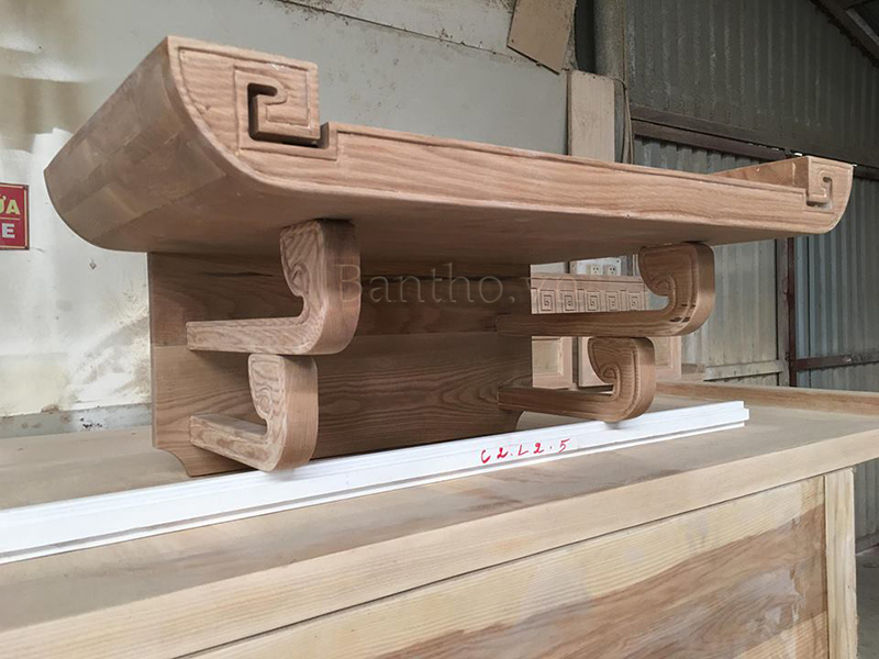 Mẫu bàn thờ gỗ óc chó cho chung cư với kiểu dáng nhỏ gọn treo lên tường giúp tiết kiệm diện tích không gian căn nhà. bàn thờ gỗ sồi cao cấp